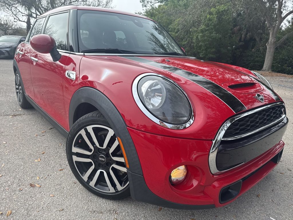 MINI Hardtop 4 Door Vehicle Image