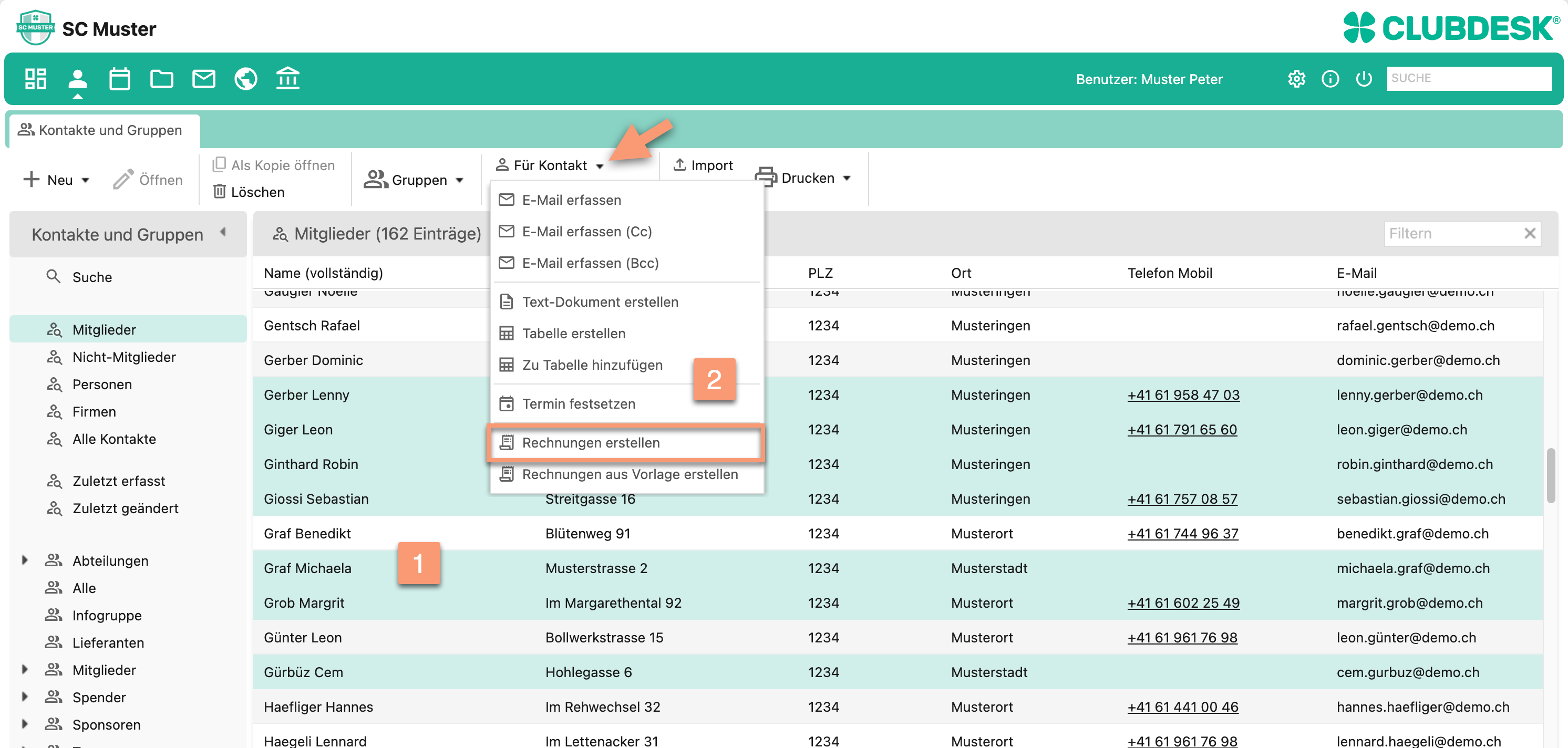 Screenshot des Kontakte & Gruppen-Moduls mit nummerierten Markierungen: ① mehrere markierte Mitglieder in der Liste, ② geöffnetes Menü "Für Kontakt" mit der Option "Neue Rechnung".