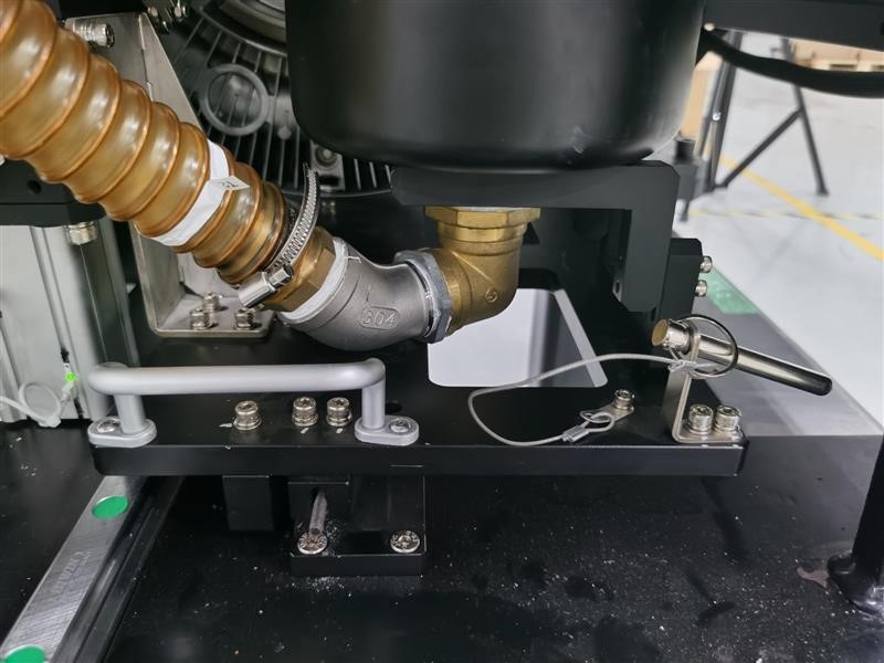 A close-up of a machine

Description automatically generated