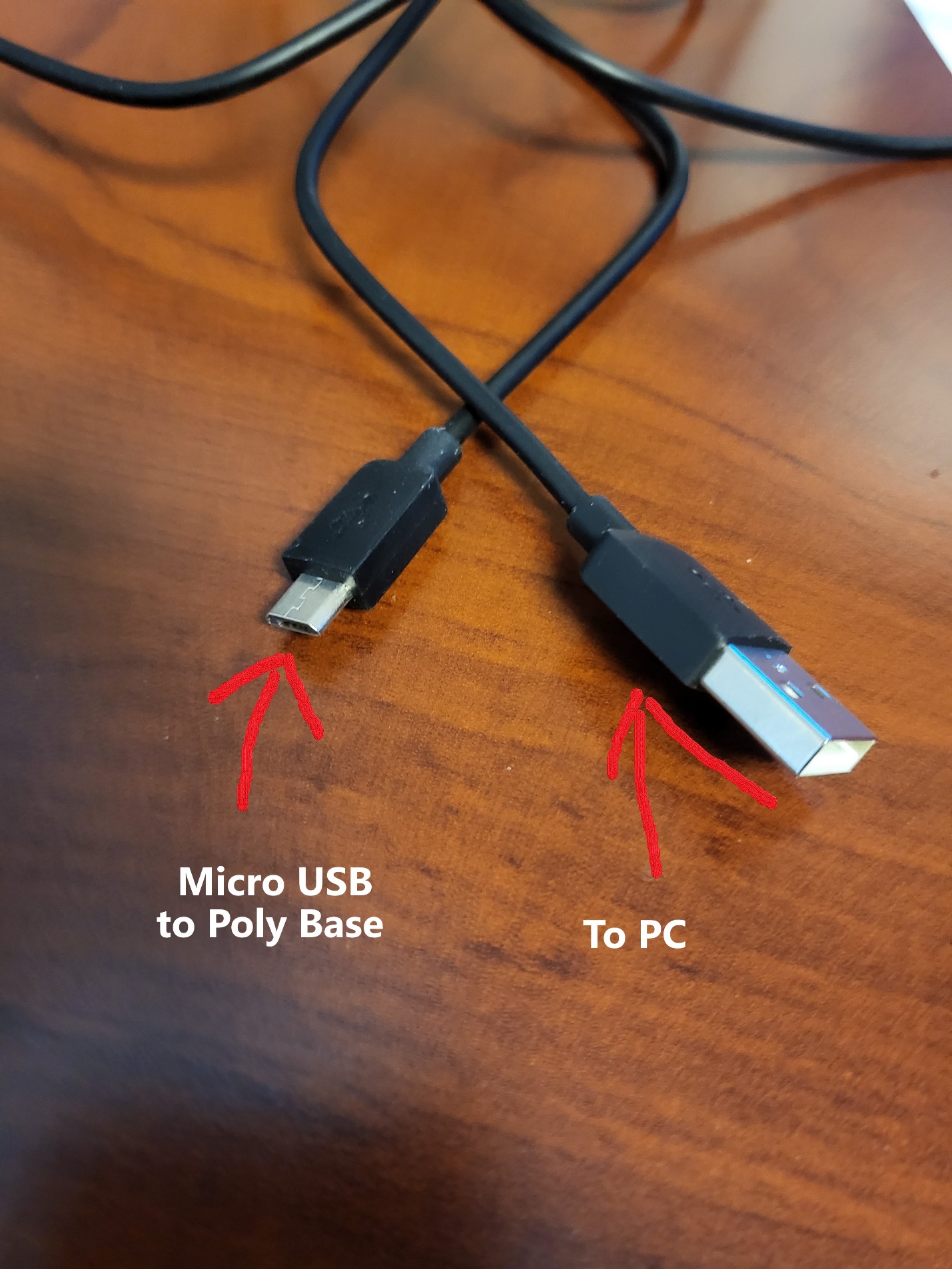 A black usb cable with red arrows

Description automatically generated