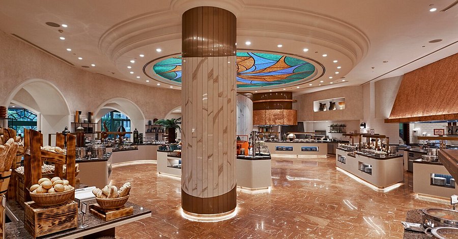 A restaurant with a large column

Description automatically generated