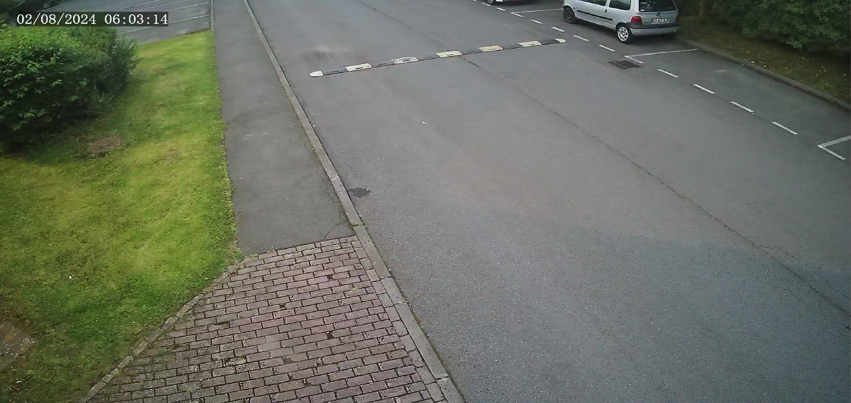 Un'immagine contenente esterno, strada, asfalto, auto

Descrizione generata automaticamente