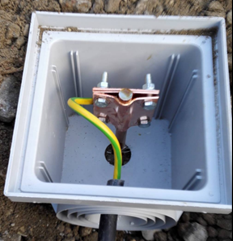 A square box with a metal piece and a cable
Description automatically generated with medium confidence