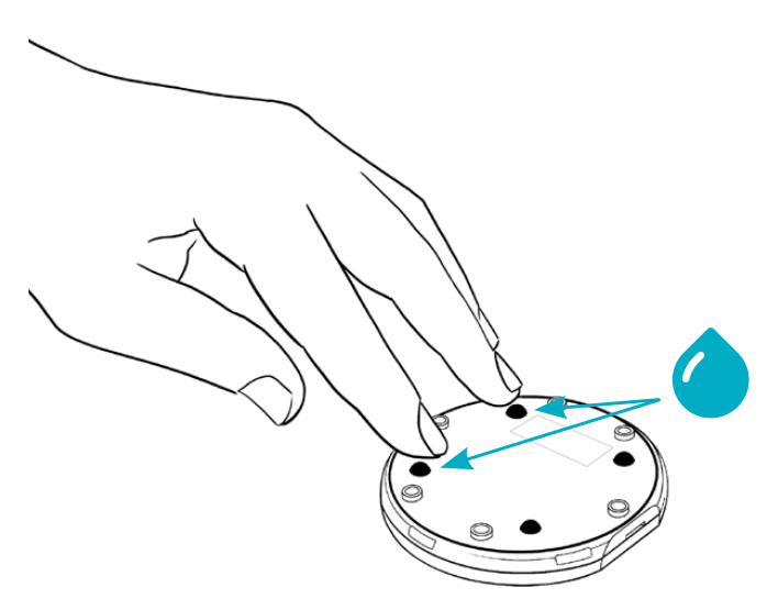 Tester le détecteur de fuites d’eau avec deux doigts mouillés