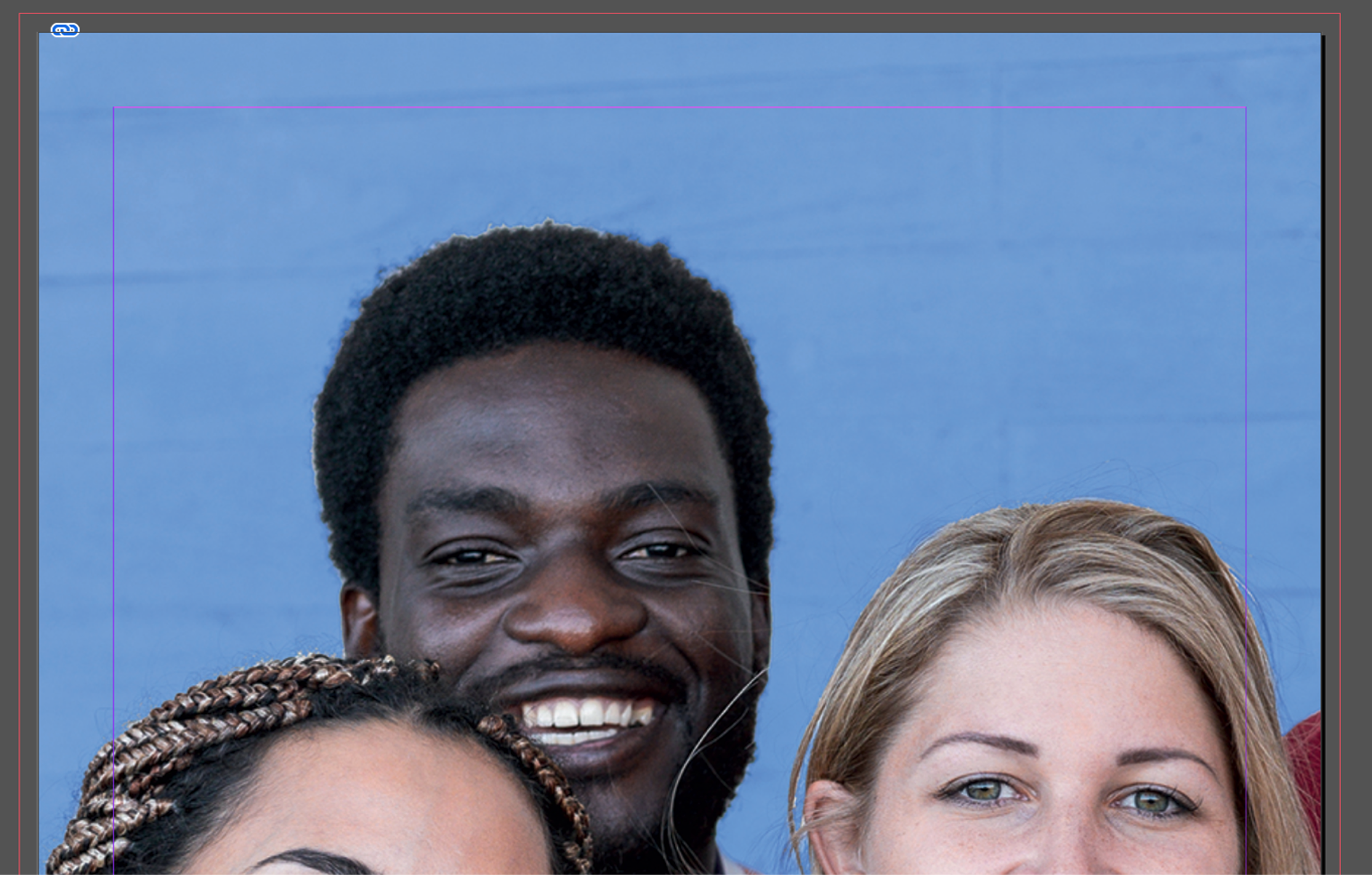 Imagen con sangrado: fotografía de tres personas sonriendo; la imagen se extiende completamente hasta las guías rojas de sangrado en los bordes.