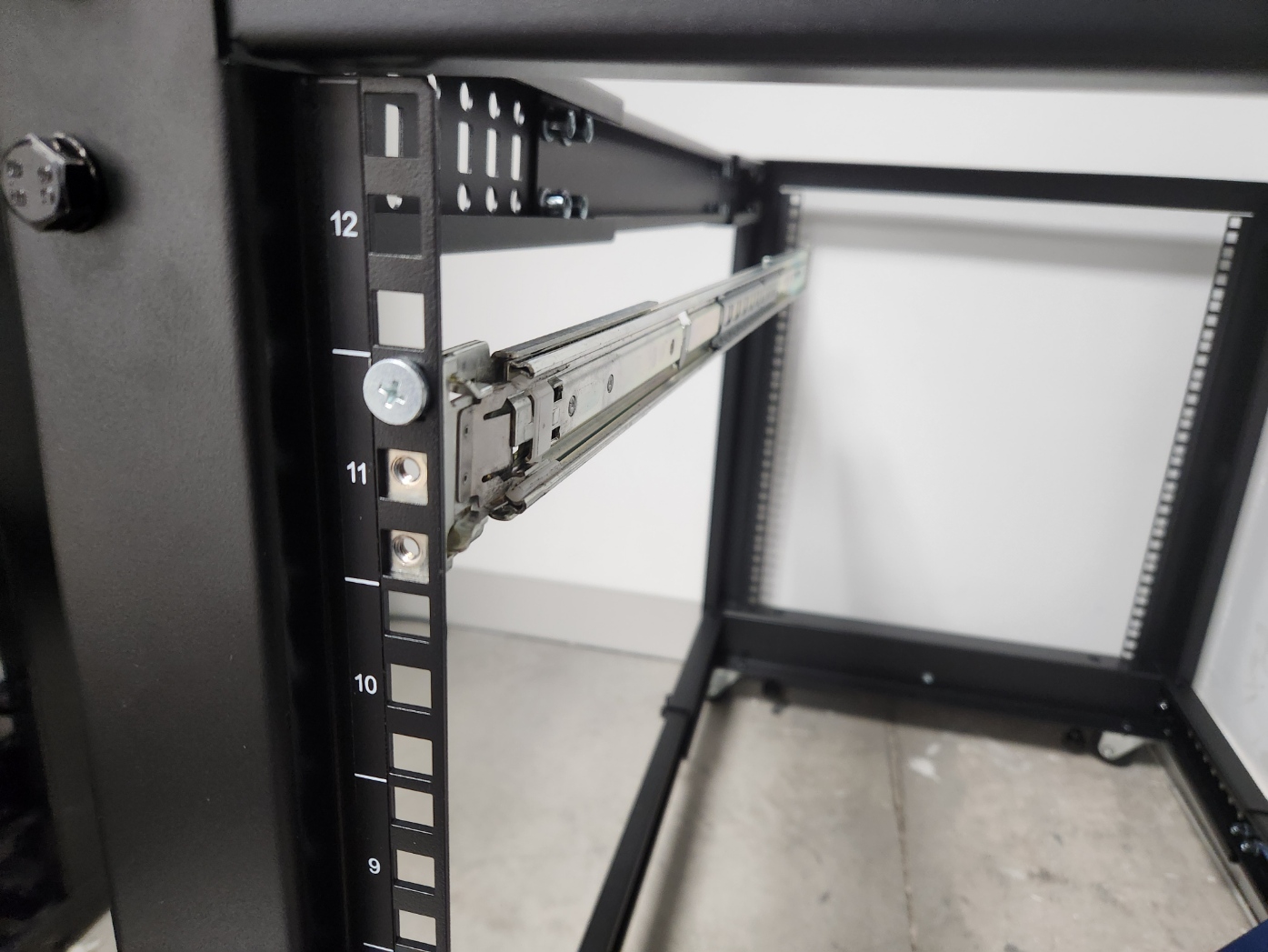 A metal frame with a metal rod

Description automatically generated with medium confidence
