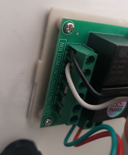 NO1 and COM1 close-up showing black and white wire connections