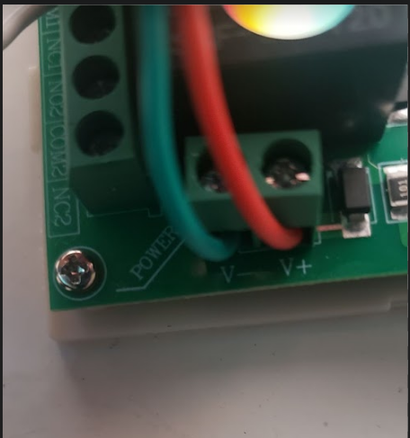 V- and V+ close-up showing green and red wire connections