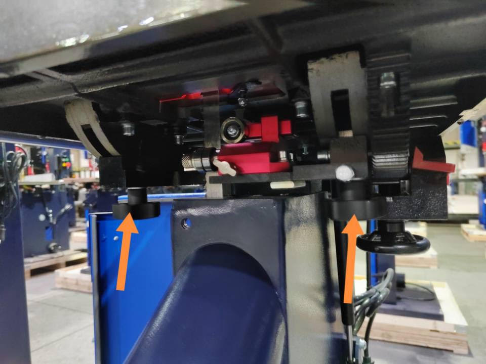 Trunnion locking knobs on underside