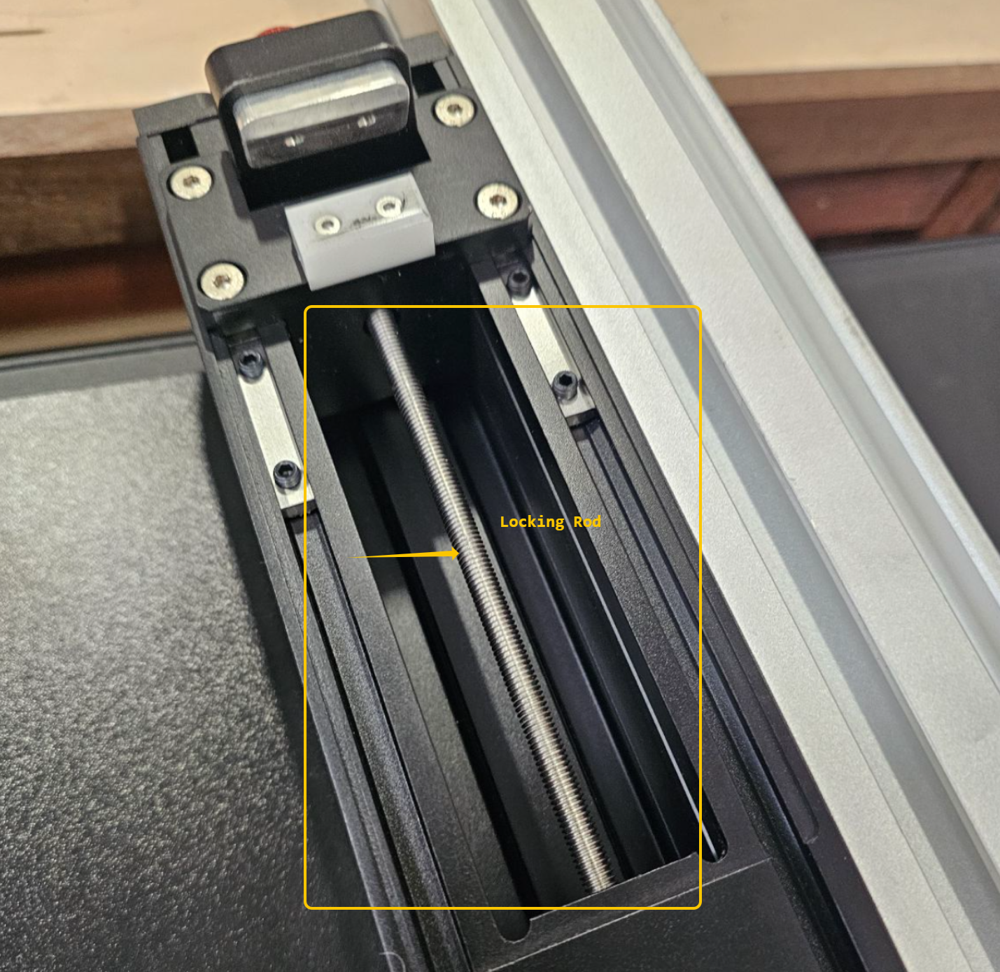 Checking locking rod for separation or excessive play