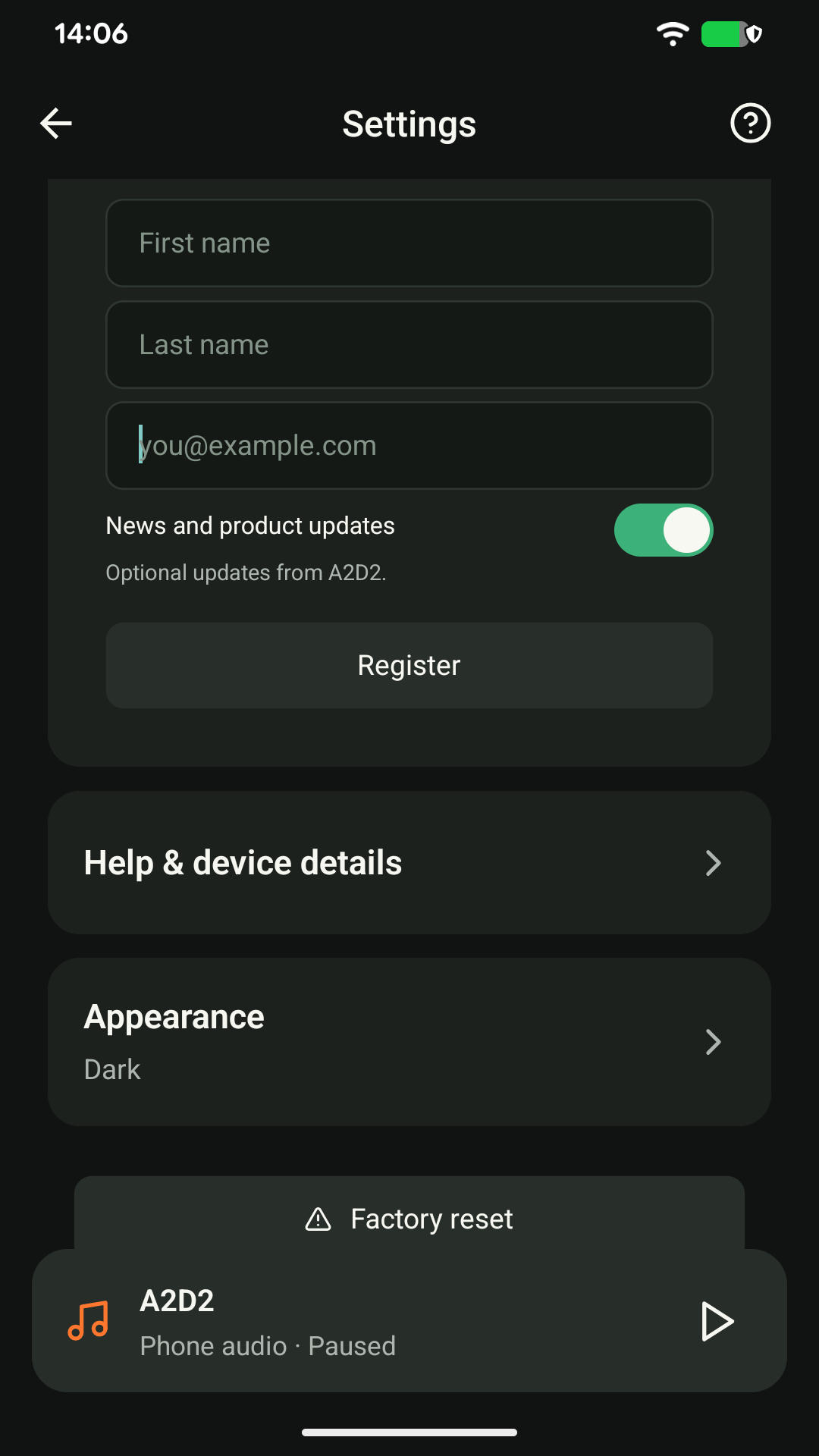 Introduce nombre, apellidos y correo. News and product updates es opcional; Register envía los datos.