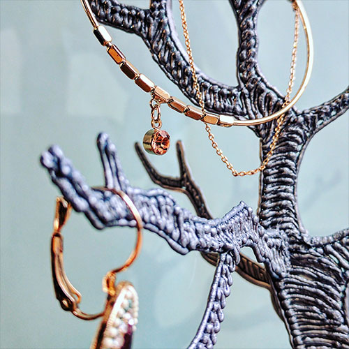 3D pen art showcases a tree with various jewelry hanging. | stencil