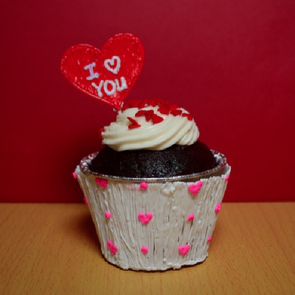 3D pen creates heart cupcake topper