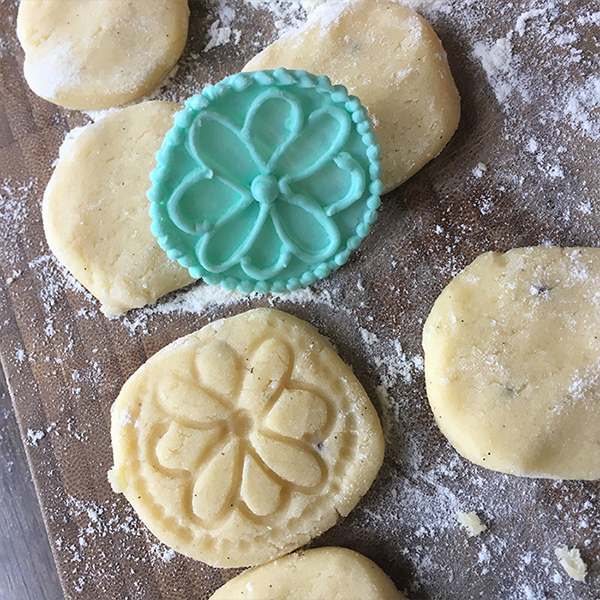 3D pen creates cookie art on table with cookie cutter | stencil