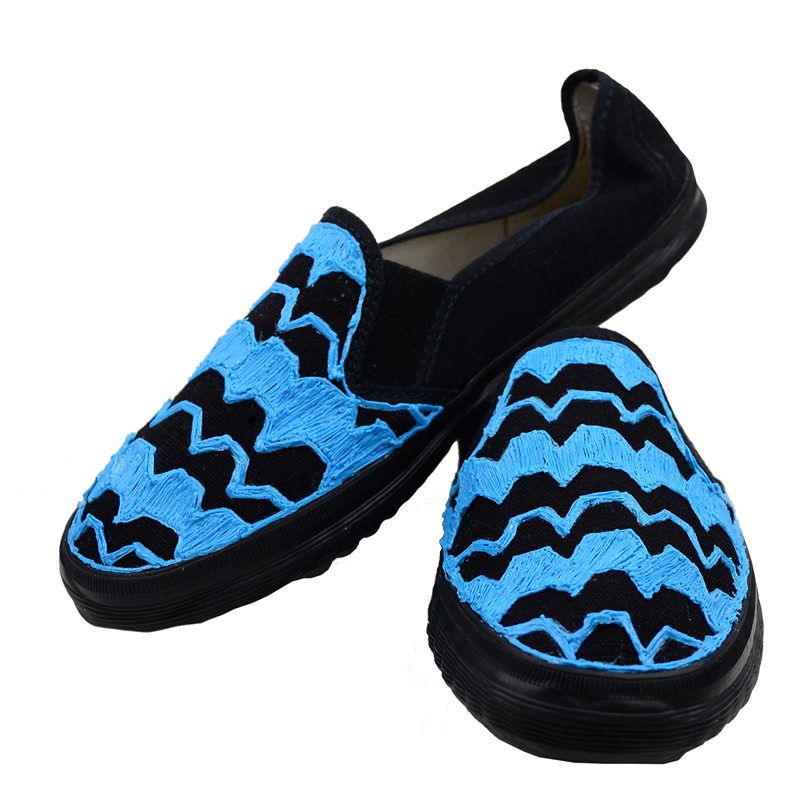 Blue and black 3D pen art: personalized shoes on white background, with black soles. (99 characters) | stencil