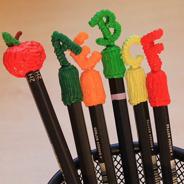 Cup of 5 3D pens, including various tips. | stencil