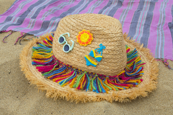 3D pen art: Yarn face on a banner giraffe hat with a scarf