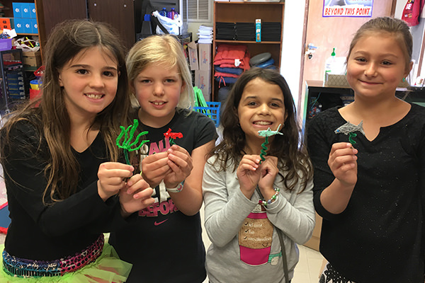 BLOG-feature-sm - 3Doodler Three girls showcase toothbrushes in classroom with 3d pen art
