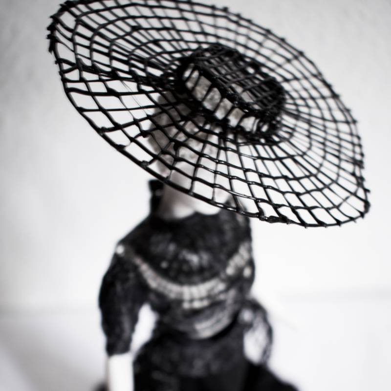 Black and white 3D pen art: Woman with hat and parasol