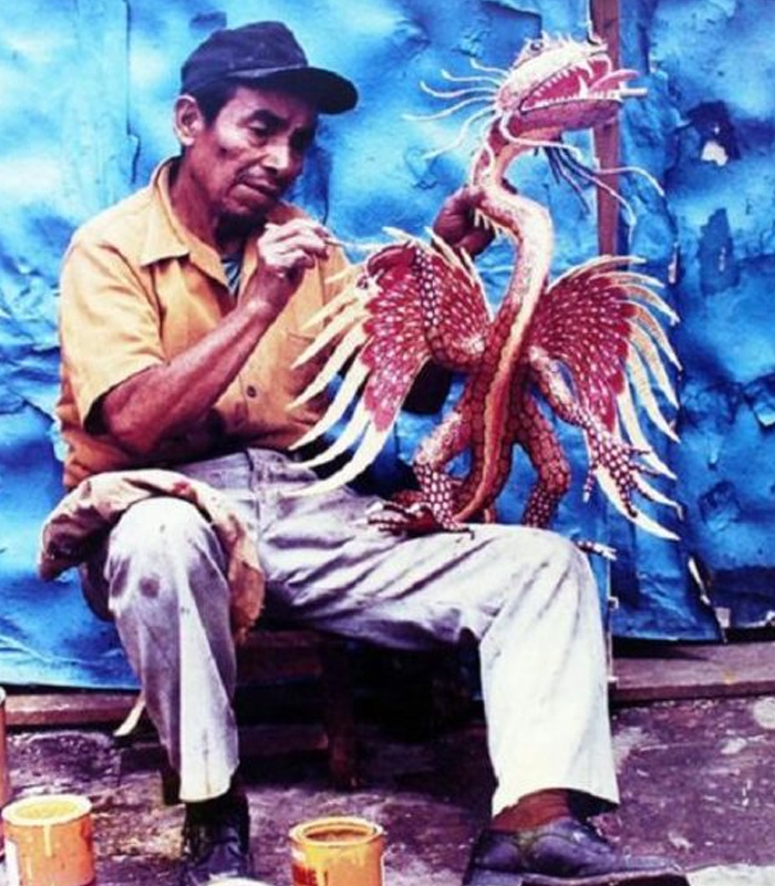 Dragon sculpture in 3D pen art: man sitting on a bench by Linares.