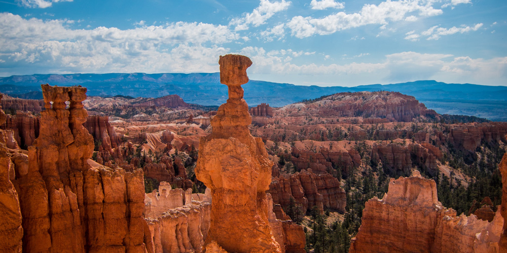 BryceCanyon: Stunning 3D pen art of a canyon with large rock formation.