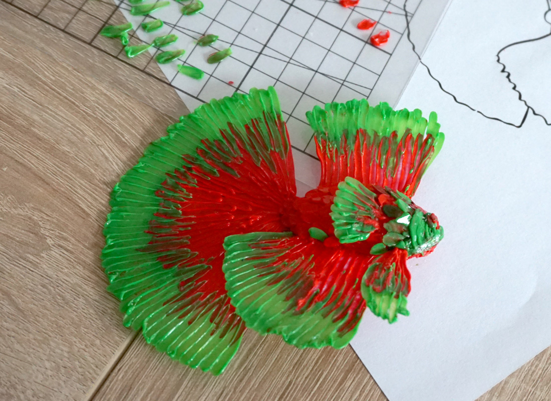 3D pen art: Paper plate with red and green flower