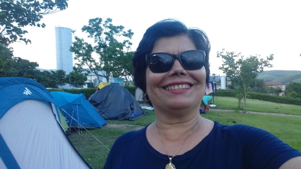 Mulher sorrindo em um camping