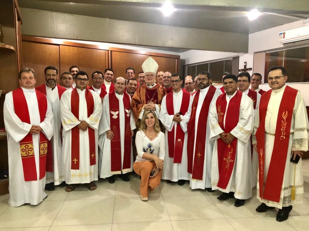 Mãe de joelho, filhos de pé!