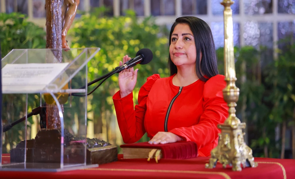 Denisse Azucena Miralles asume el Ministerio de Economía y Finanzas