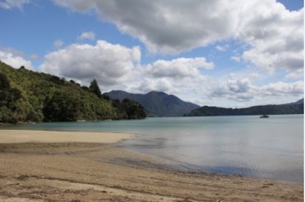 Momorangi Bay at main beach