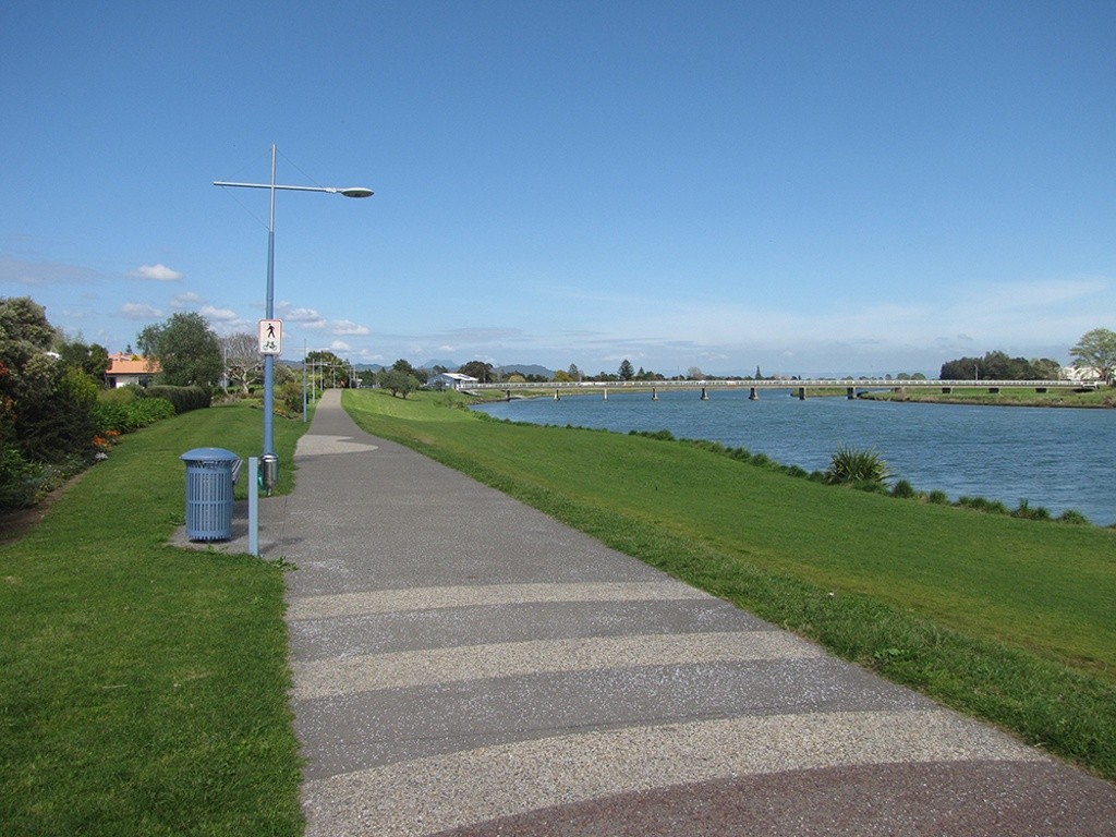 Whakatane River at Landing Road Bridge Swim Guide