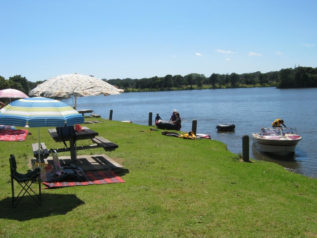Lake Rotomanu at Western Beach (perimeter)