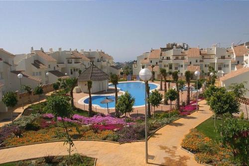 ImagenNydelig selveierleilighet med svømmebasseng, 18-hulls golfbane og dobbel garasjeplass. 1