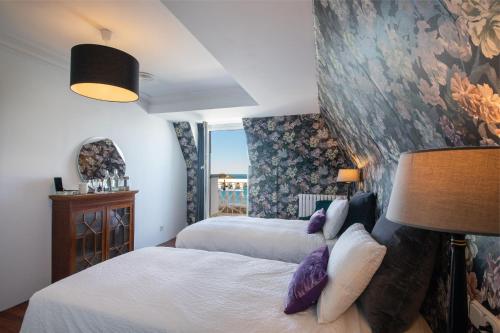 ImagenFar Out Inn Guesthouse 2