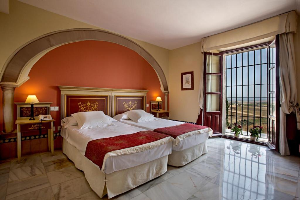 Alcázar de la Reinaimagen principal