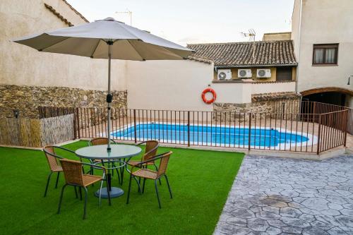 ImagenCasa rural con piscina 'El Charcón' 1