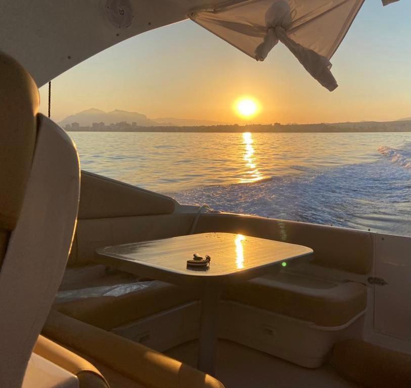 AMAN CHARTERimagen principal