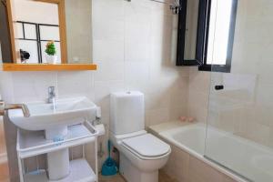 ImagenApartamento junto a la playa con piscina y parking 6