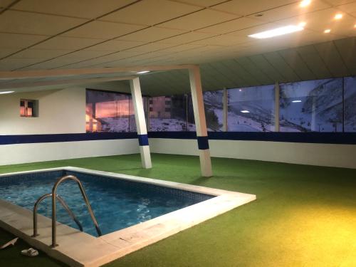 ImagenAl lado de Plaza con piscina en temporada 2