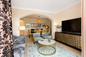 ImagenStunning Luxe Apartment in Elviria - Los Jardines de Santa Maria Golf Marbella 5