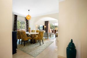 ImagenStunning Luxe Apartment in Elviria - Los Jardines de Santa Maria Golf Marbella 6