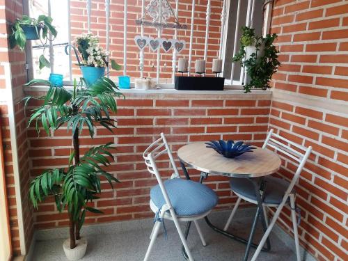 ImagenAMAZING SUNNY FLAT WITH BALCONY POOL two MINS FROM THE BEACH 1