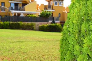 ImagenApartamento con hermoso jardín y AC 6