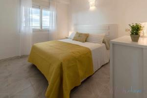 ImagenTres dormitorios vistas al mar junto a la playa 6