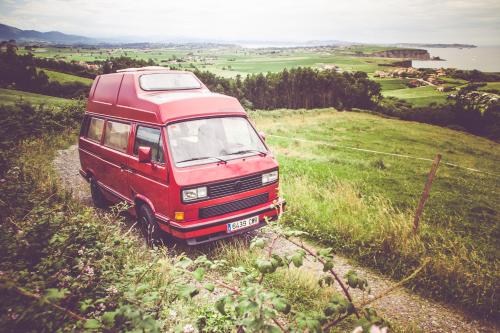ImagenGemütlicher Volkswagen T3 Van in Nordspanien 2