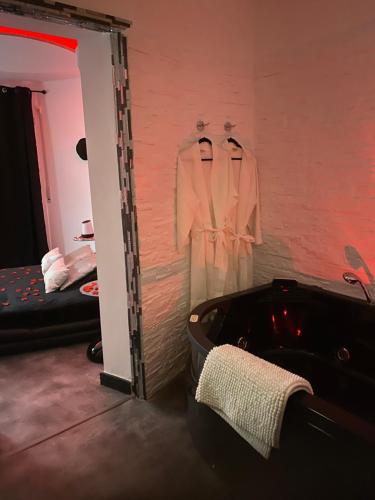 ImagenRomantica suite balnéo Jacuzzi dans maison sur canaux marina Empuriabrava 1