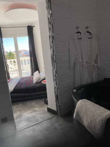 ImagenRomantica suite balnéo Jacuzzi dans maison sur canaux marina Empuriabrava 2