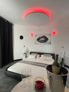 ImagenRomantica suite balnéo Jacuzzi dans maison sur canaux marina Empuriabrava 4