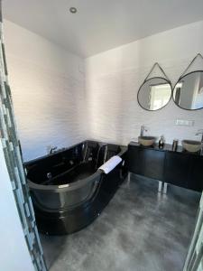 ImagenRomantica suite balnéo Jacuzzi dans maison sur canaux marina Empuriabrava 5