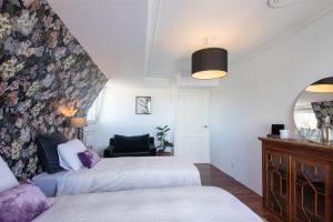 ImagenFar Out Inn Guesthouse 4